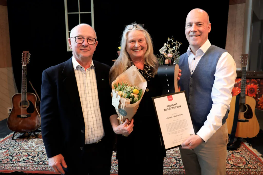 Ordförande Kjell Magnusson, pristagare Elisabeth Edberg Karlsson och teaterchef Jan Dzedins. Foto: Emelie Lund